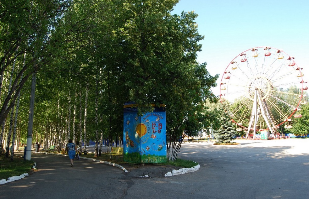 Парк 500-летия - Чебоксары (фото березовой аллеи и карусели)